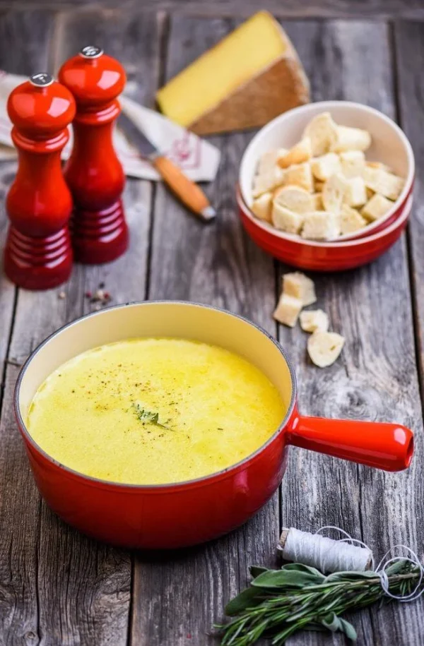 Le Creuset Caquelon Aus Gusseisen In Kirschrot 4