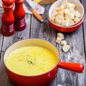 Le Creuset Caquelon Aus Gusseisen In Kirschrot 9